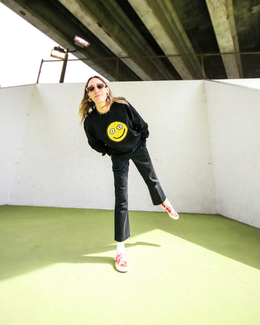 DAISY SMILEY LONG SLEEVE TEE IN BLACK